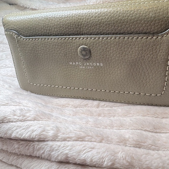 Marc Jacobs Tan Leather Bifold Wallet  mod: M0013050 slight button wear - Picture 2 of 10